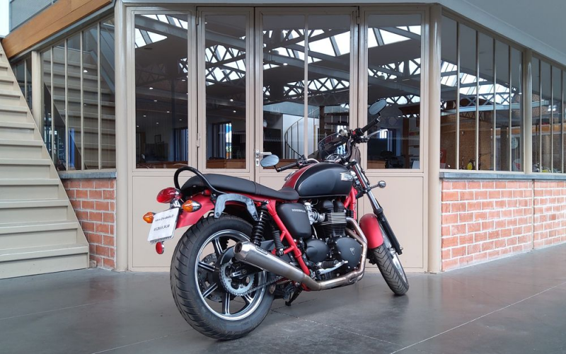 Triumph bonneville se