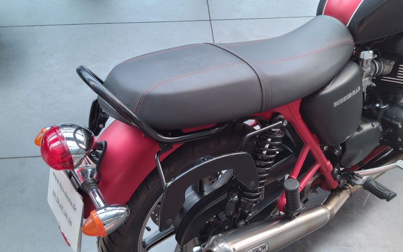 Triumph bonneville se