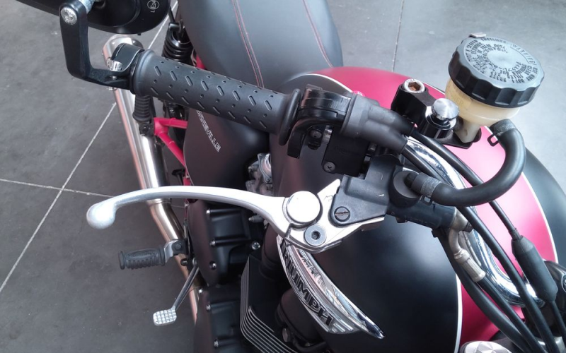 Triumph bonneville se