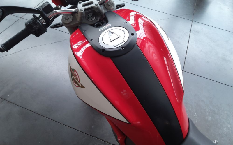 Ducati monster 696