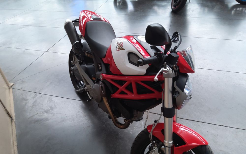 Ducati monster 696