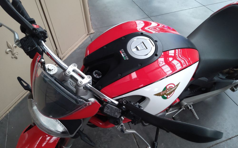 Ducati monster 696