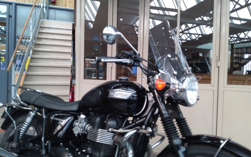 Triumph bonneville t100 black