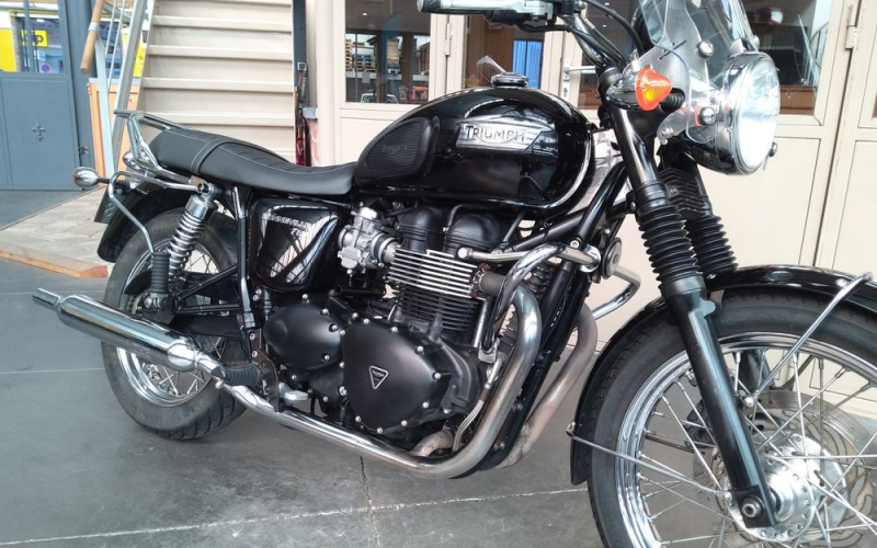Triumph bonneville t100 black