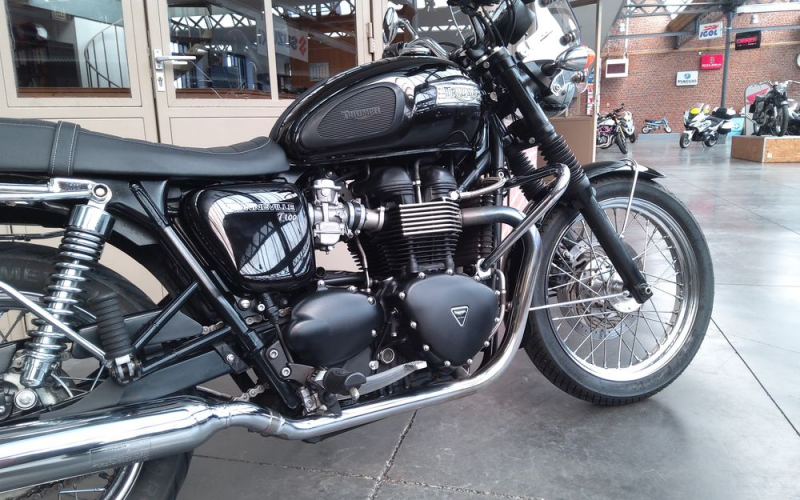 Triumph bonneville t100 black