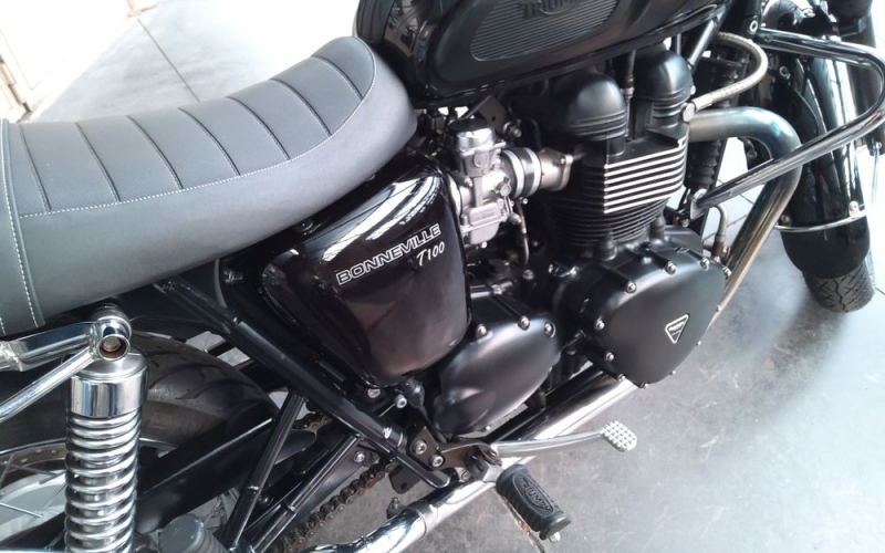 Triumph bonneville t100 black