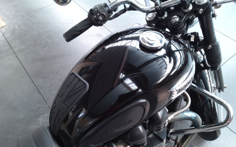 Triumph bonneville t100 black