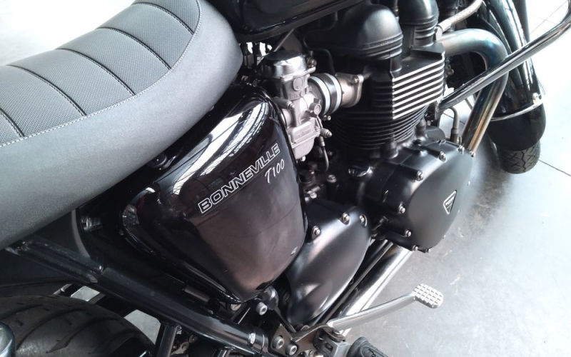 Triumph bonneville t100 black