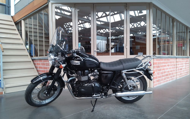 Triumph bonneville t100 black