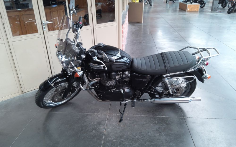 Triumph bonneville t100 black